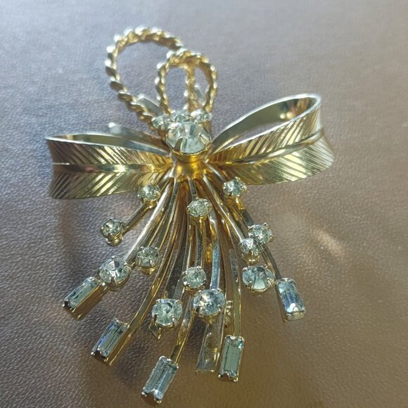 Sarah Cov Jewelry - Vintage Sarah Coventry Gold Tone Bow Pin Brooch Clear Rhinestones Stamped